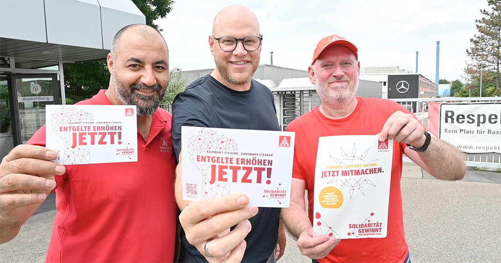 Aktion bei Daimler Truck in Kassel mit den Kollegen (v.l.n.r.) Eyup Kaya (VK-Leitung), Dennis Schindehütte (2. Bevollmächtigter IG Metall Nordhessen) und Jörg Bässe (VK-Leitung)