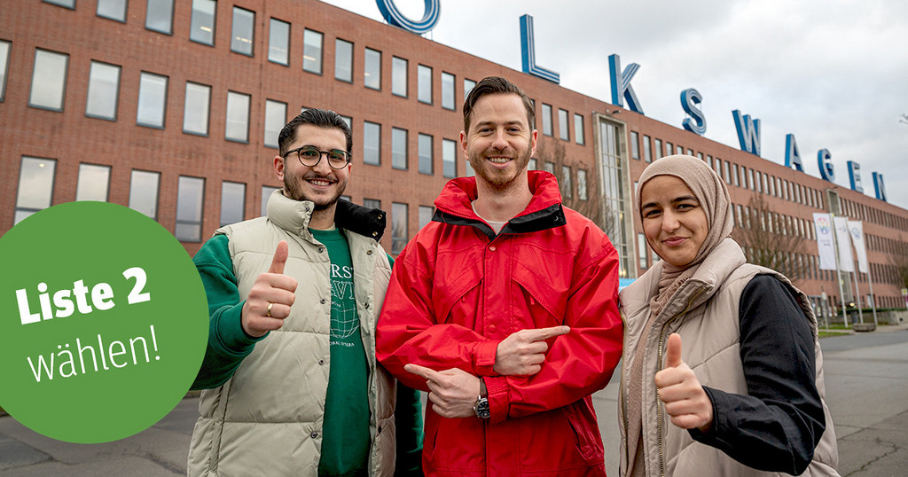 Sükrü Can (links) und Seyda Demircan (rechts) kandidieren für den VW-Betriebsrat. IG Metall-Sekretär Dennis Pfeil (Mitte) findet das gut. (Foto: Martin Sehmisch)