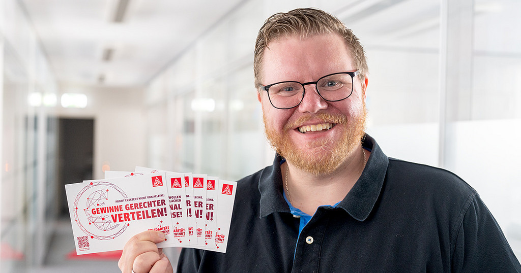 Dennis Poß zeigt eines der Postkarten-Motive. (Foto: Martin Sehmisch)